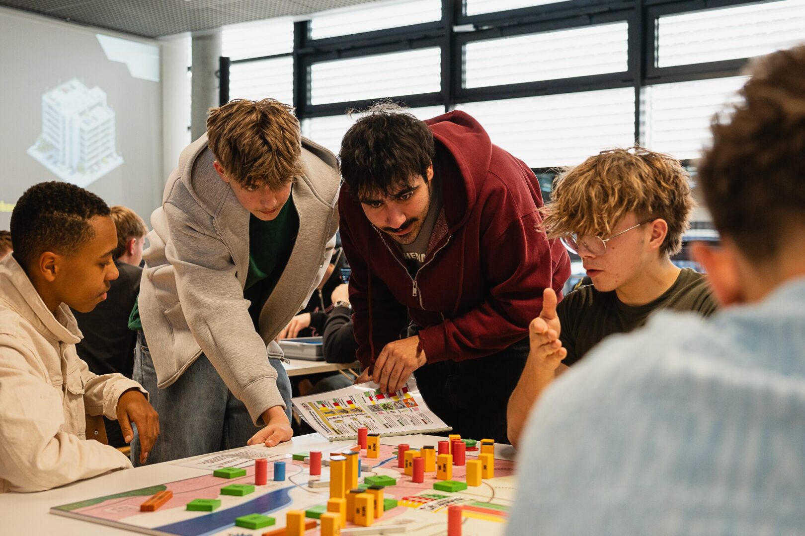Schüler bei der Spielanlage